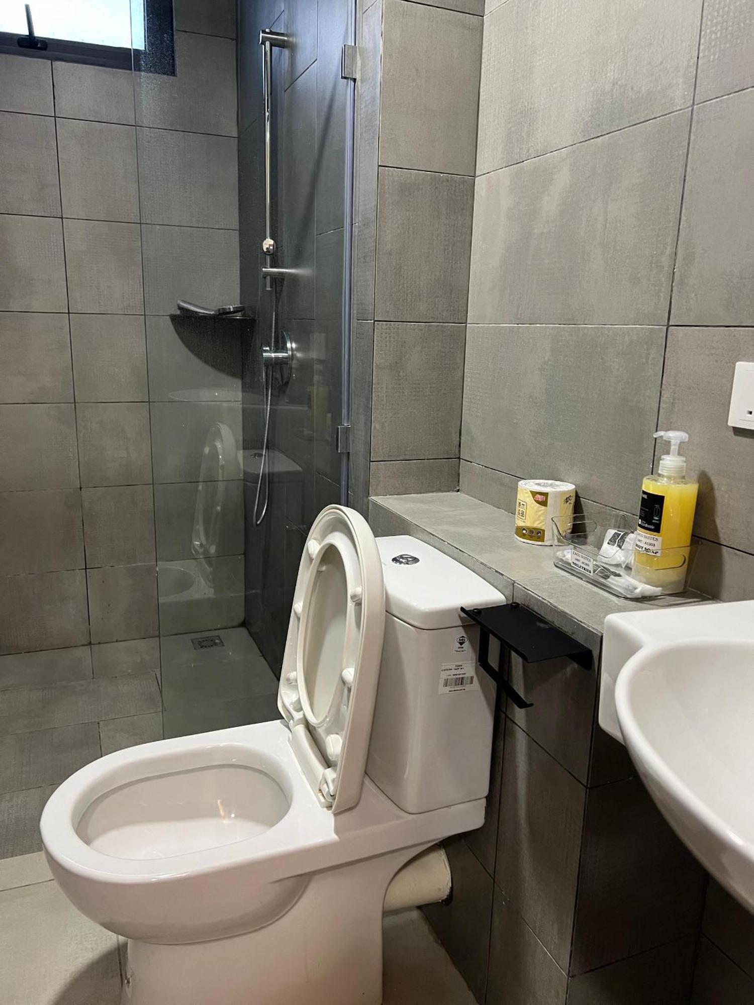 K Avenue Queen 2-3pax Near Kkia Apartment Donggongon